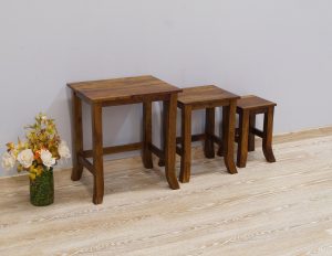 taboret stołek stoliczek stolik zestaw komplet gięte nogi lite drewno palisander indyjski jasny brąz styl kolonialny