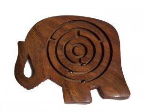 Orientalna gra w kształcie słonia wykonana z palisandru indyjskiego
