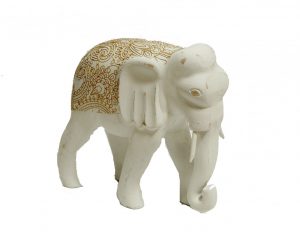 Figurka słoń z drewna ręcznie malowana biała zdobienia ornamenty w odcieniu złota