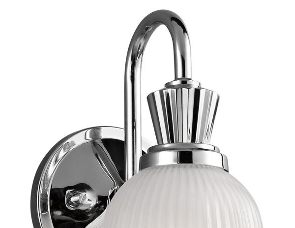 Lampa posiada ozdobny prążkowany klosz w kształcie dzwonu, występująca wersja jest z mlecznego szkła. Wspornikach z polerowanego chromu