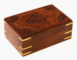 Kuferek pudełko dekoracyjne ręcznie rzeźbione inkrustowane mosiądzem drewno palisander indyjski ciemny brąz