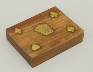 Pudełko dekoracyjne drewniane z palisandru indyjskiego inkrustowane mosiądzem na 2 talie kart do gry