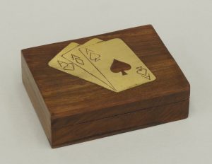 Pudełko dekoracyjne drewniane z palisandru indyjskiego inkrustowane mosiądzem na talię kart do gry