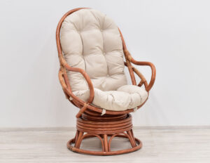 fotel-bujano-obrotowy-rattanowy-z-poduszka-lakierowany-kolor-koniak